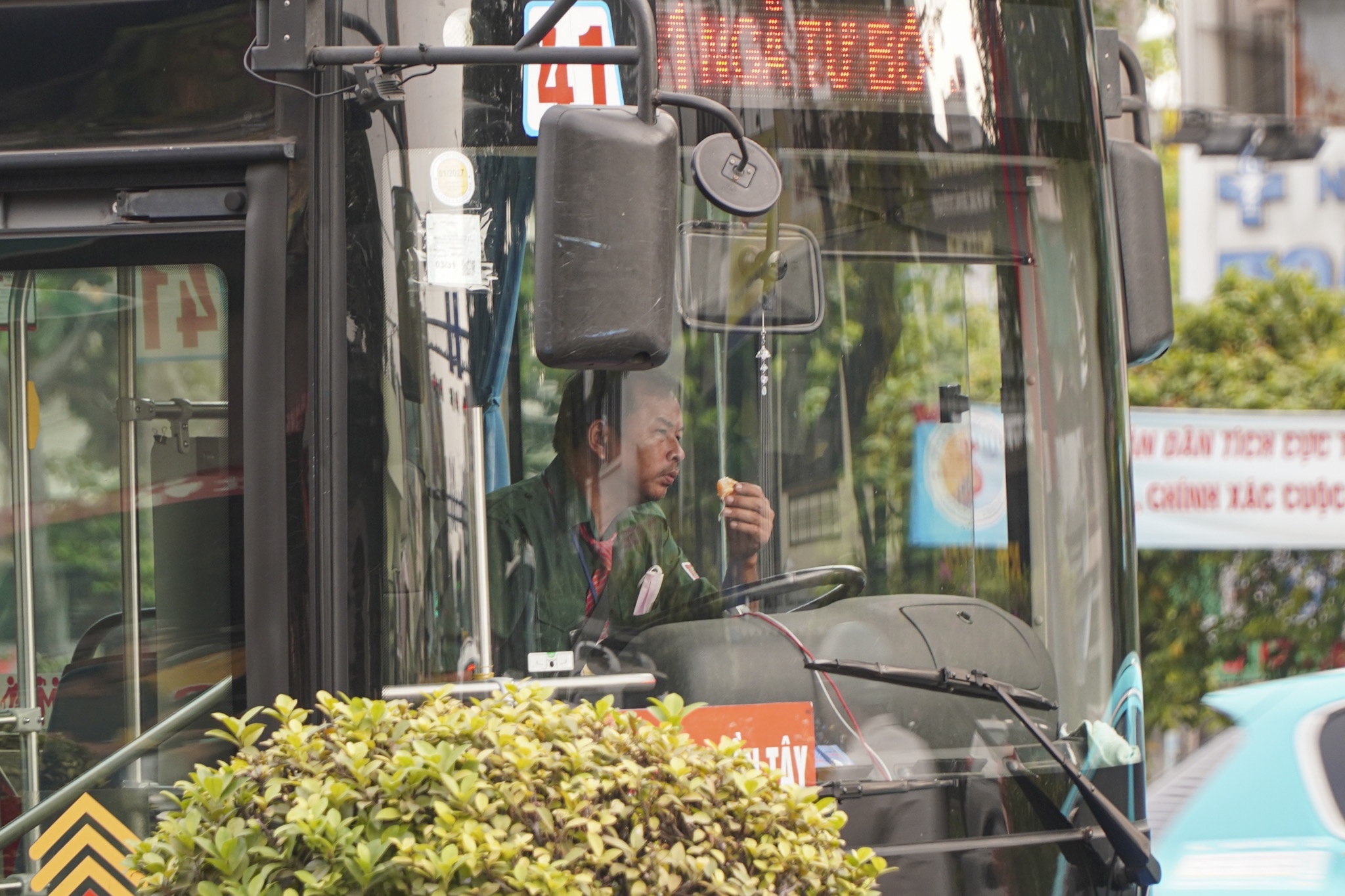 Cac tuyen duong vao san bay Tan Son Nhat chat kin xe co hinh anh