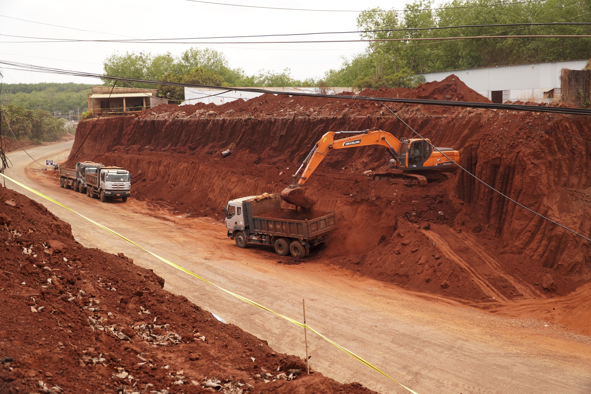 Nha thau van tiep tuc thi cong ha cot nen duong o Dong Nai hinh anh