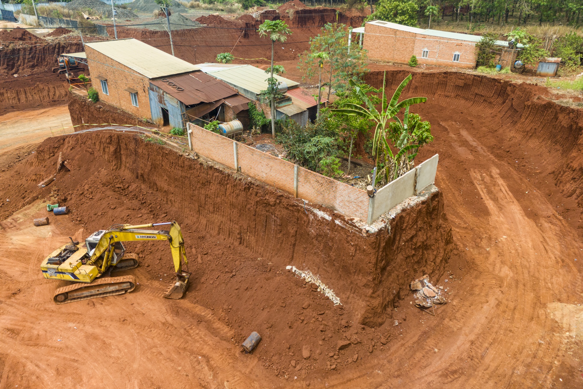 Can canh 8 nha dan choi voi chuc met sau khi ha cot nen duong hinh anh