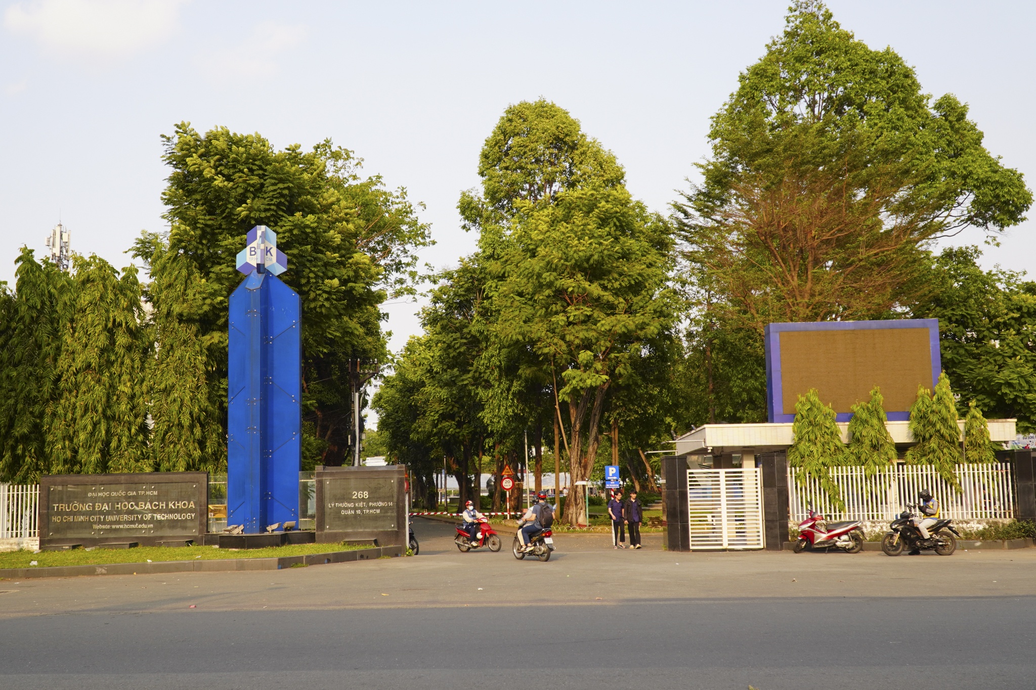 dai hoc bach khoa anh 10