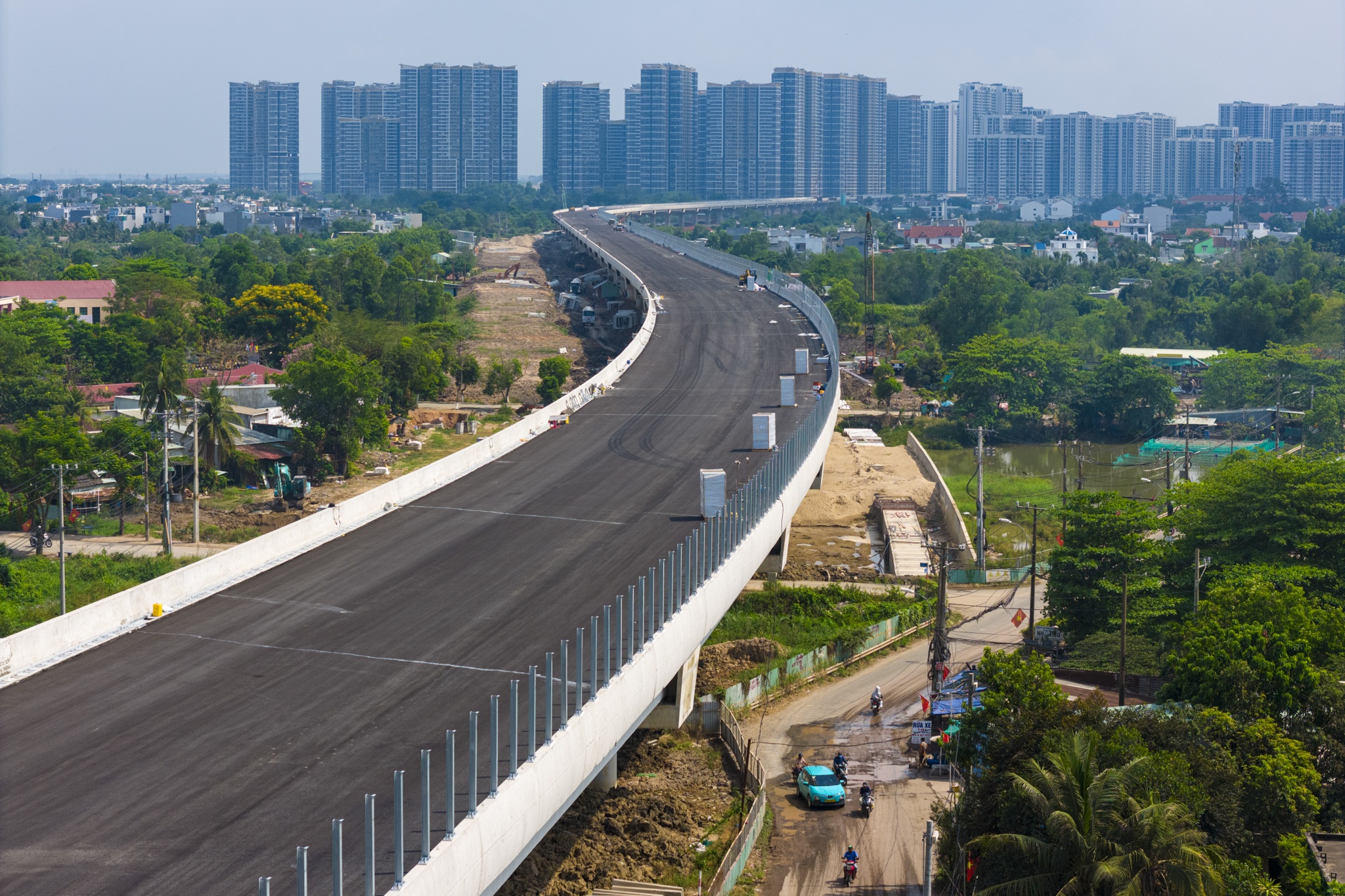 Da tham nhua gan 15 km cau can Vanh dai 3 TP.HCM hinh anh