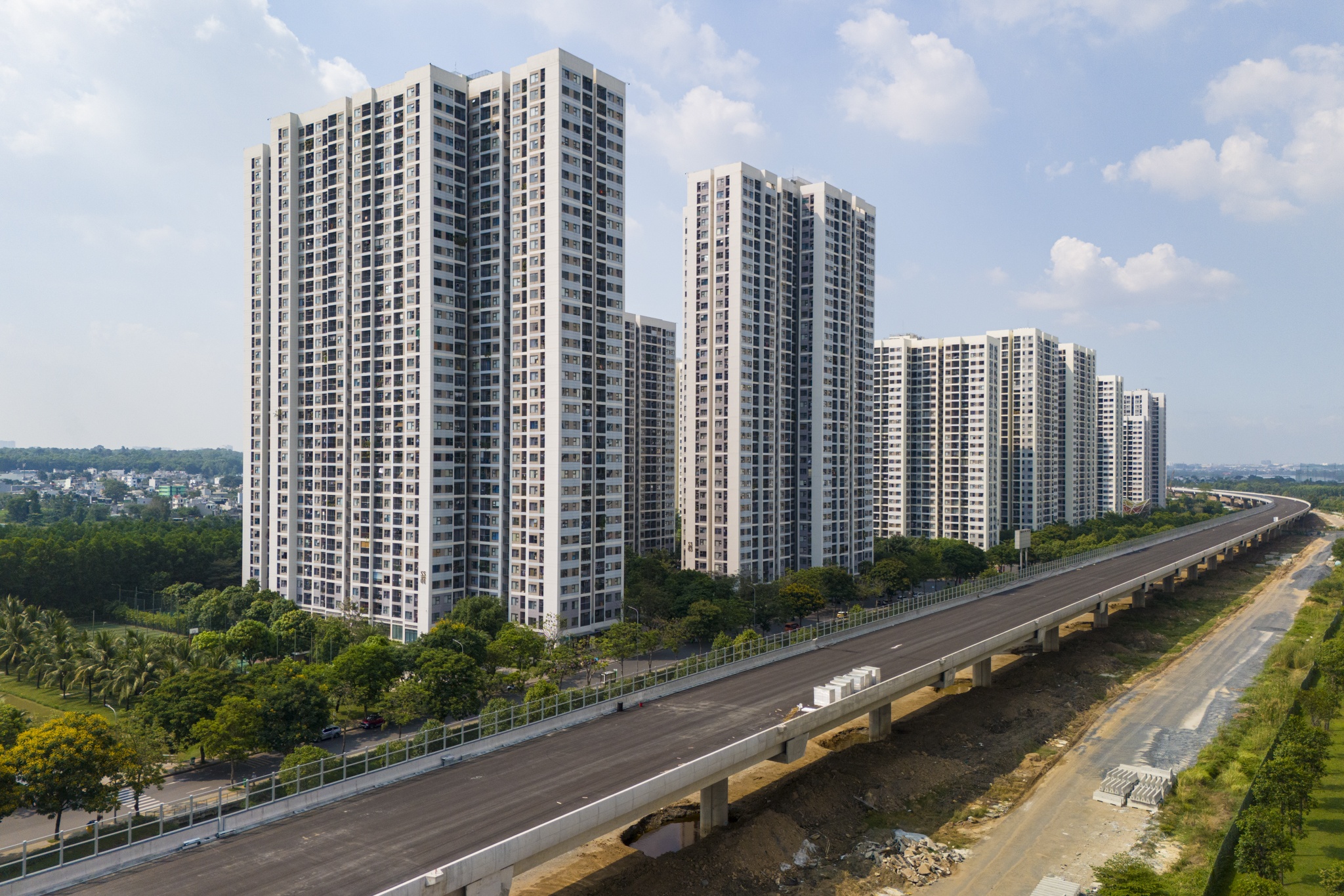 Toan canh gan 15 km cau can Vanh dai 3 TP.HCM truoc moc thong xe 30/4 hinh anh