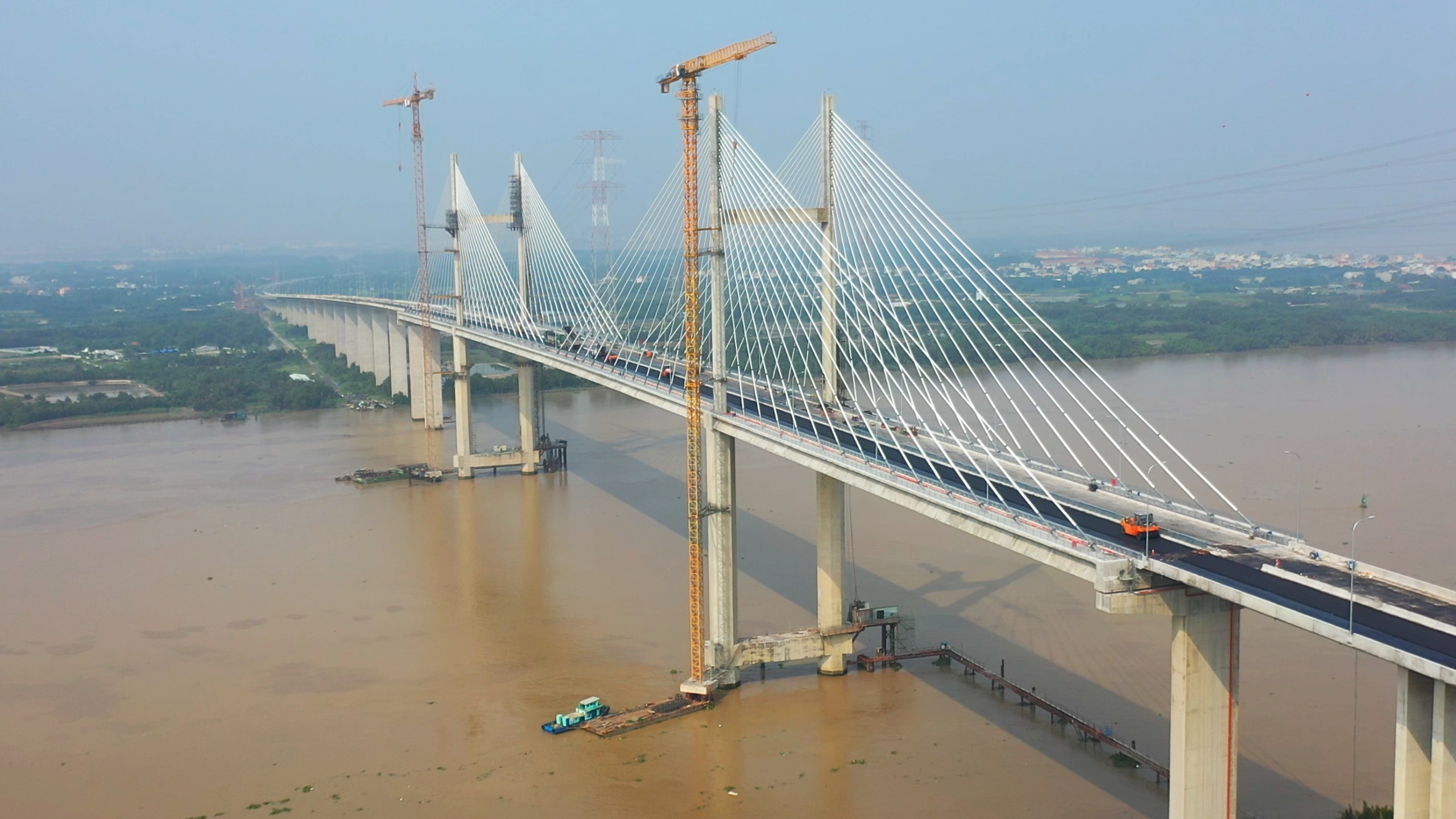 Hai cây cầu cuối cùng trên cao tốc Bến Lức - Long Thành đang thảm nhựa