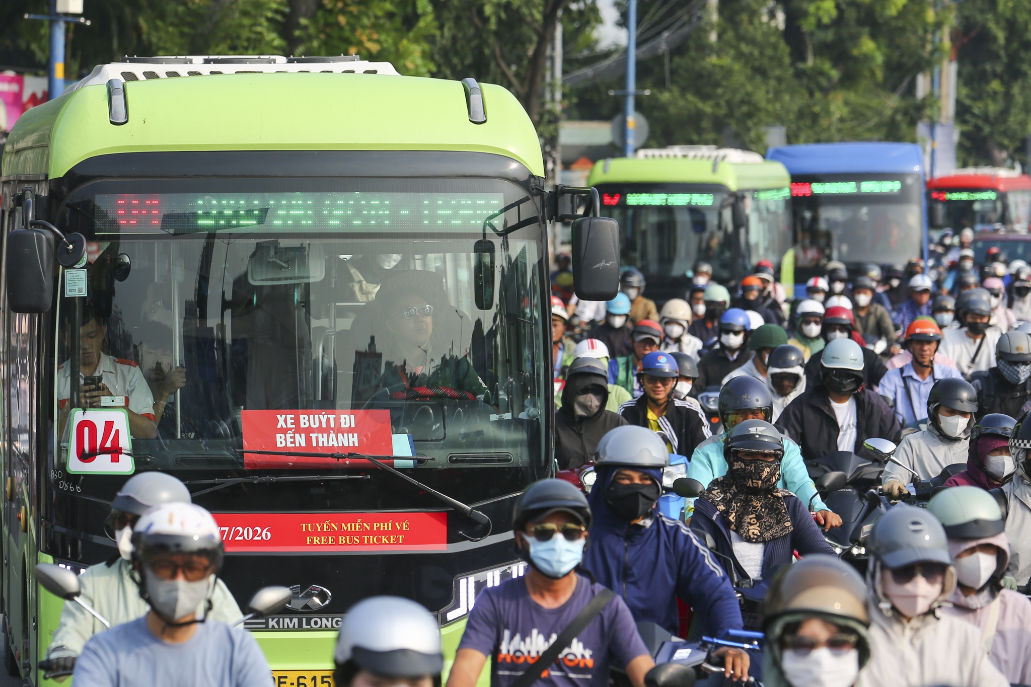 Cửa ngõ Tân Sơn Nhất vẫn ùn ứ do rào chắn thi công metro
