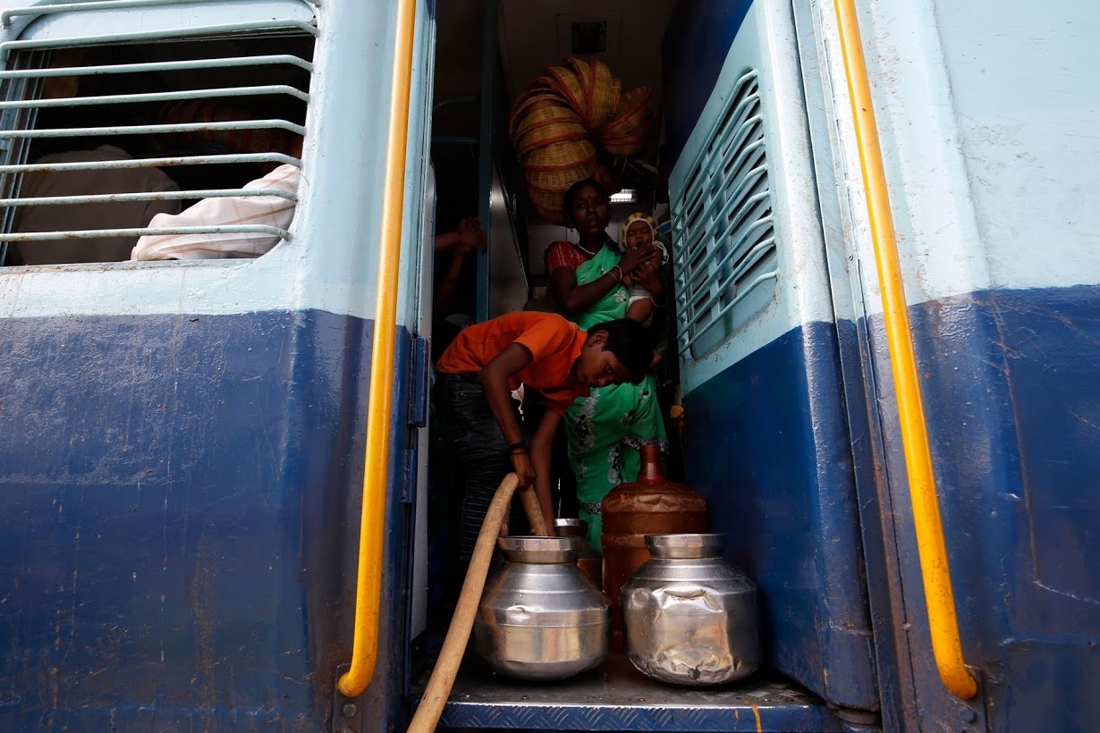 thieu nuoc o An Do,  han han o An Do,  tre em di lay nuoc anh 1