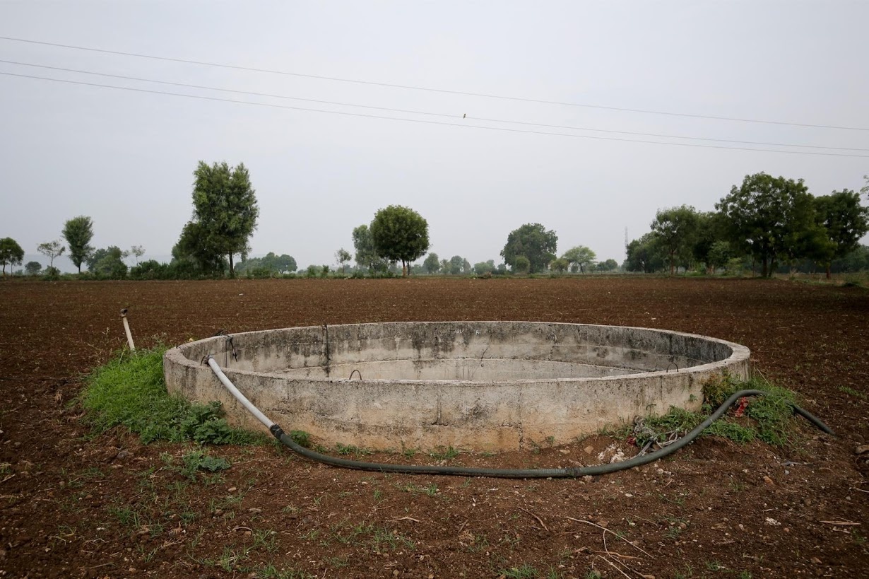 thieu nuoc o An Do,  han han o An Do,  tre em di lay nuoc anh 2