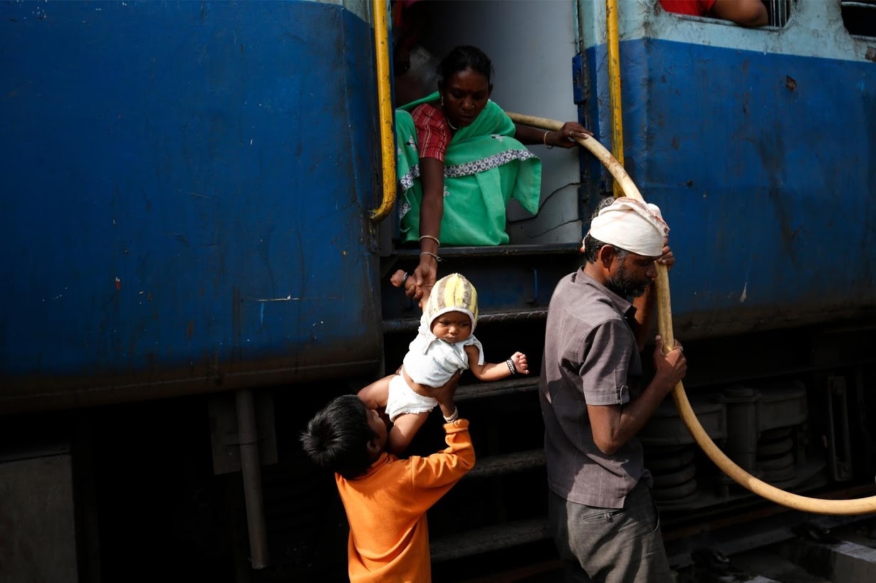 thieu nuoc o An Do,  han han o An Do,  tre em di lay nuoc anh 9