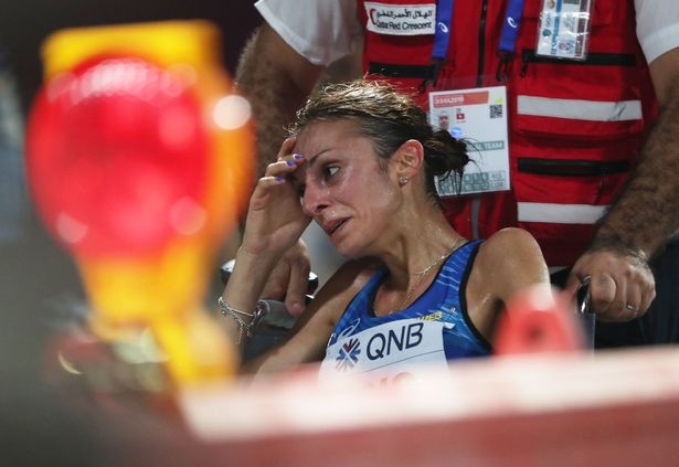 Qatar lap dieu hoa ngoai troi sau khi VDV 've dich tren cang' hinh anh