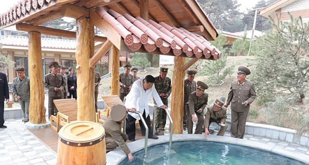 Ong Kim ca ngoi suoi nuoc nong Trieu Tien, chi trich toa nha Han Quoc hinh anh