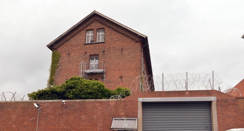 Thanh nien 18 tuoi dot nhap nha tu de xin ban gai cu quay lai hinh anh