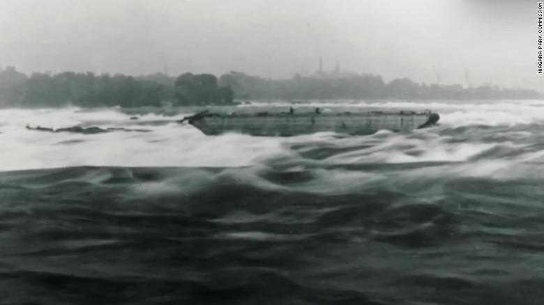 Mua lon giai thoat thuyen ket 100 nam tren thac Niagara hinh anh
