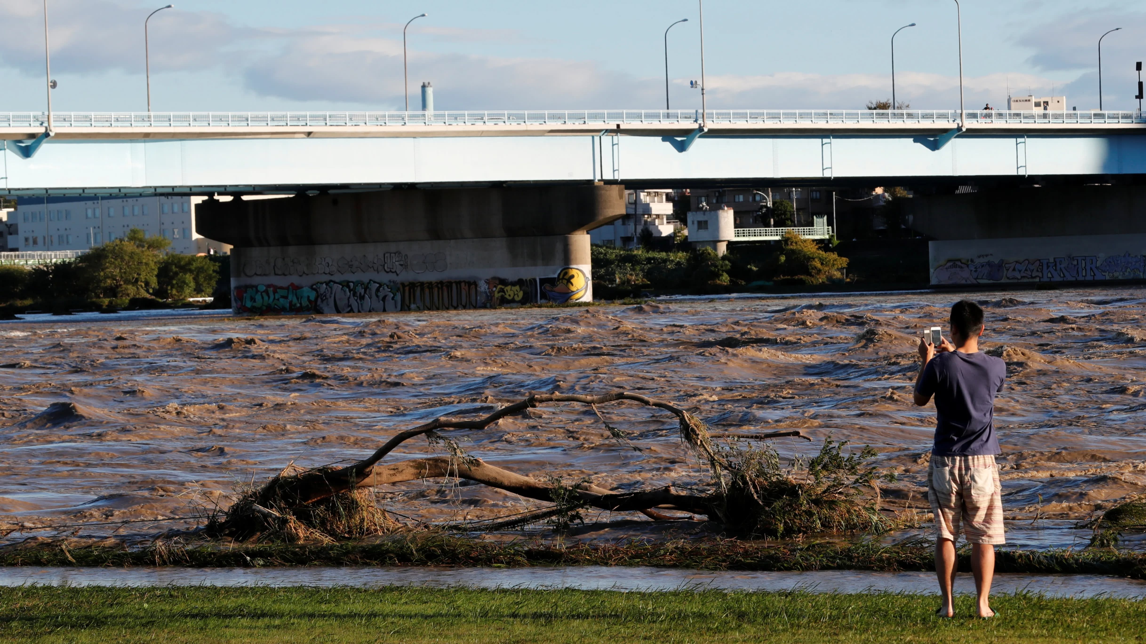 ngoi den duoi long dat Tokyo anh 1
