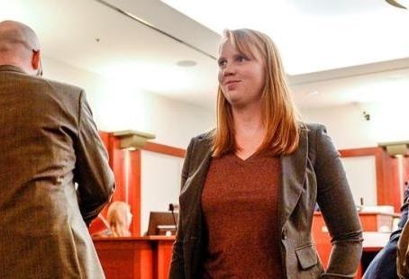 Co gai My bi khoi to vi lo nguc tran truoc mat con rieng cua chong hinh anh