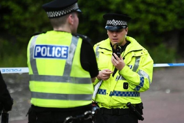 Cap doi len mang ru nhau thue phong tu tu chung o Scotland hinh anh