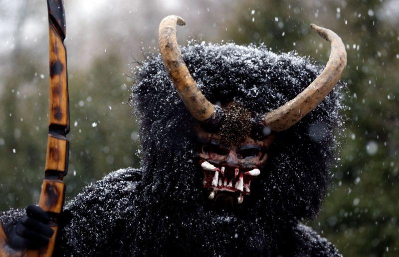 ‘Quy den’ xuat hien truoc Giang sinh, go cua tung nha o Sec hinh anh