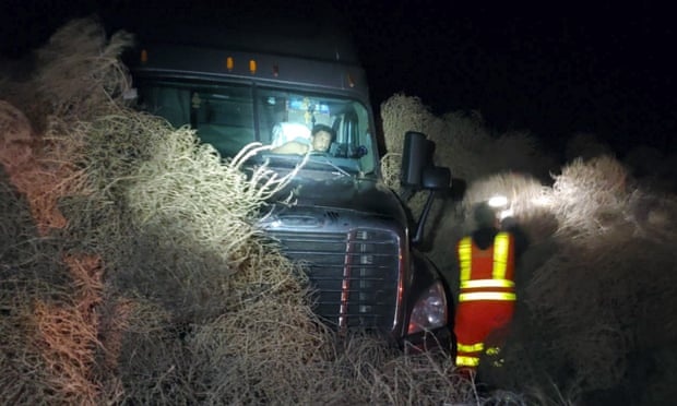 Xe tai 18 banh ket trong nui co lan tren cao toc My hinh anh