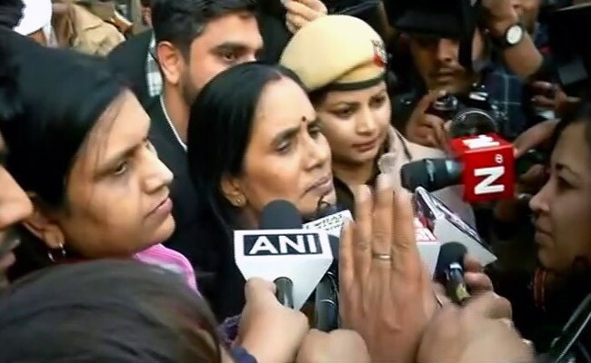 An Do treo co 4 ten ham hiep tap the nu sinh vien y khoa hinh anh