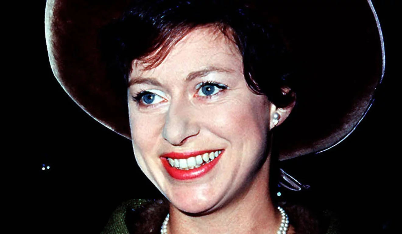 Elizabeth,  Harry,  Meghan,  Diana anh 3