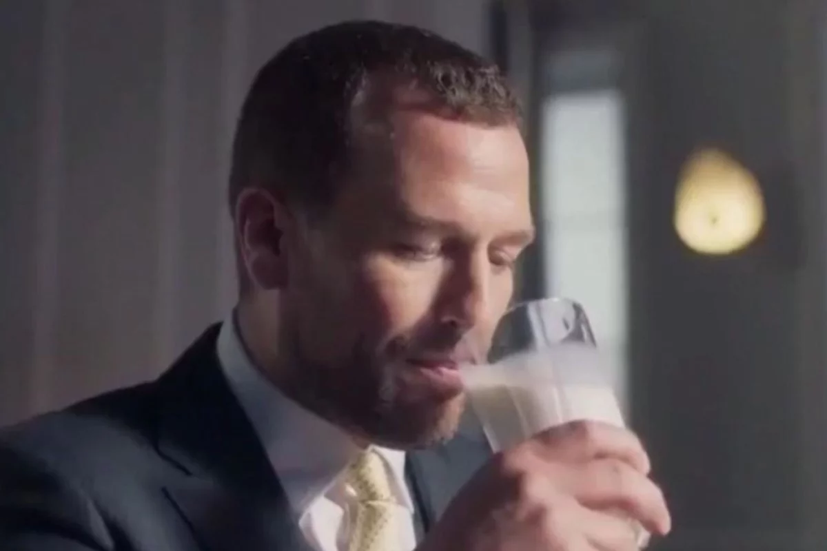 Chau trai Nu hoang Elizabeth bi chi trich vi quang cao sua Trung Quoc hinh anh