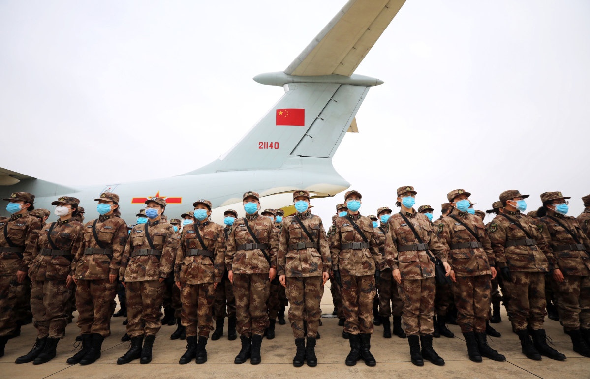 Can canh 8 may bay khong quan TQ cho gan 800 quan nhan tiep suc Vu Han hinh anh