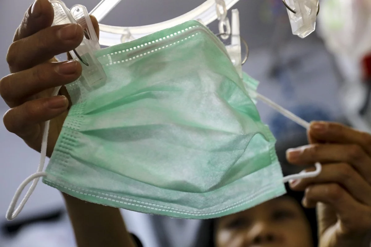 Me don than Hong Kong dung 1 chiec khau trang giay suot 5 ngay hinh anh