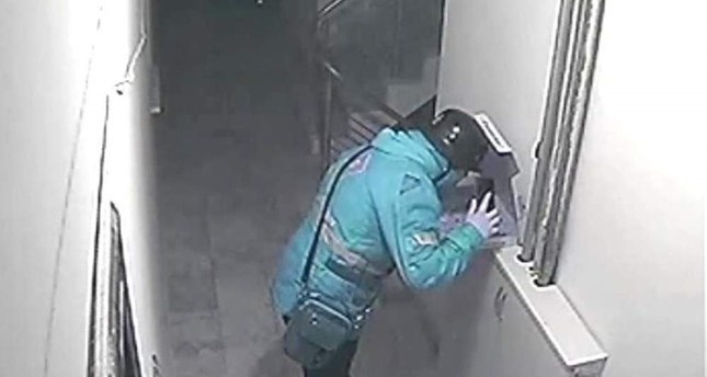 Nguoi giao hang bi phat 2,5 nam tu vi nho nuoc bot vao banh pizza hinh anh