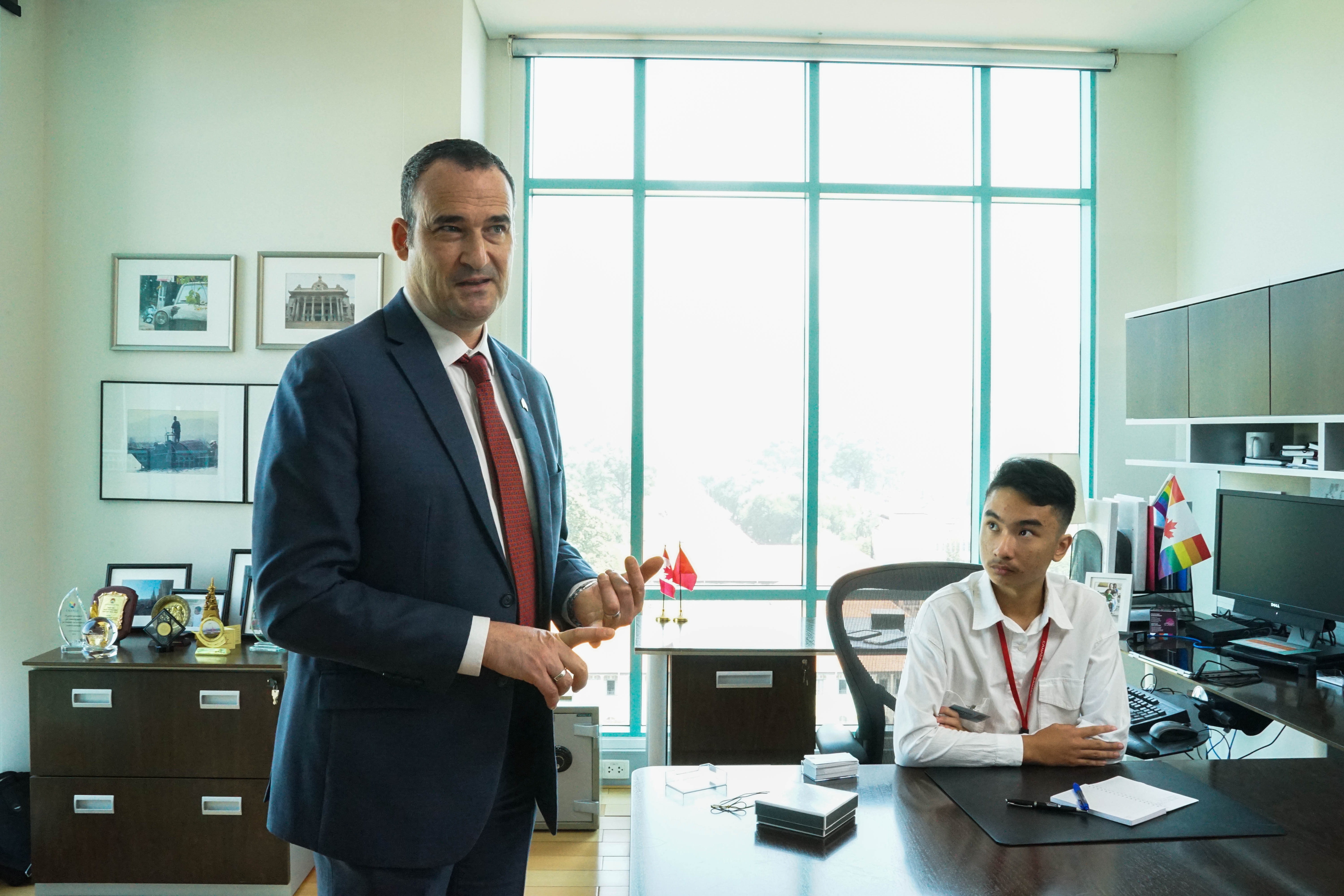 Mot ngay lam 'Tong Lanh su Canada' cua nam sinh lop 9 hinh anh