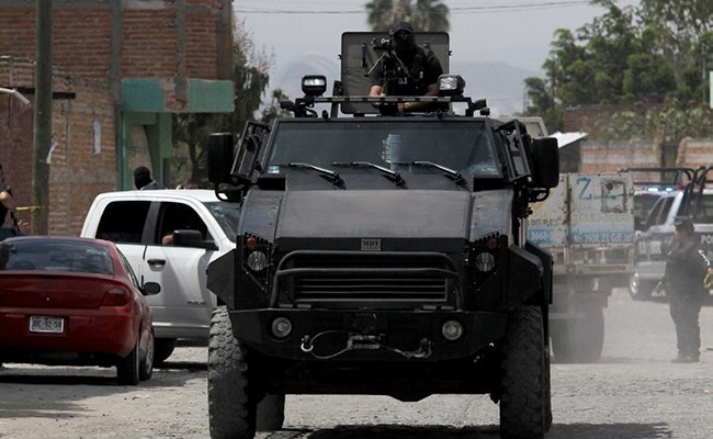 Do sung dam mau giua canh sat va bang dang bat coc, 9 nguoi chet hinh anh