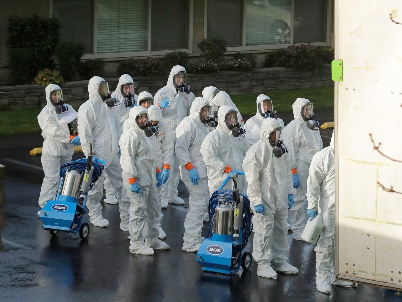 My khuyen cao cong dan khong nen di ra nuoc ngoai giua mua dich hinh anh