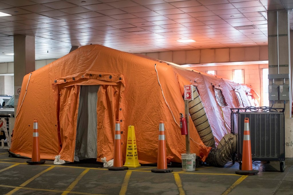 Benh nhan tran vao benh vien giua tam dich o New York hinh anh