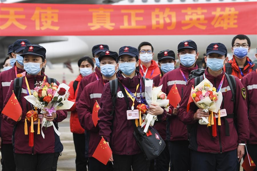 nhan vien y te Trung Quoc ve nha anh 9