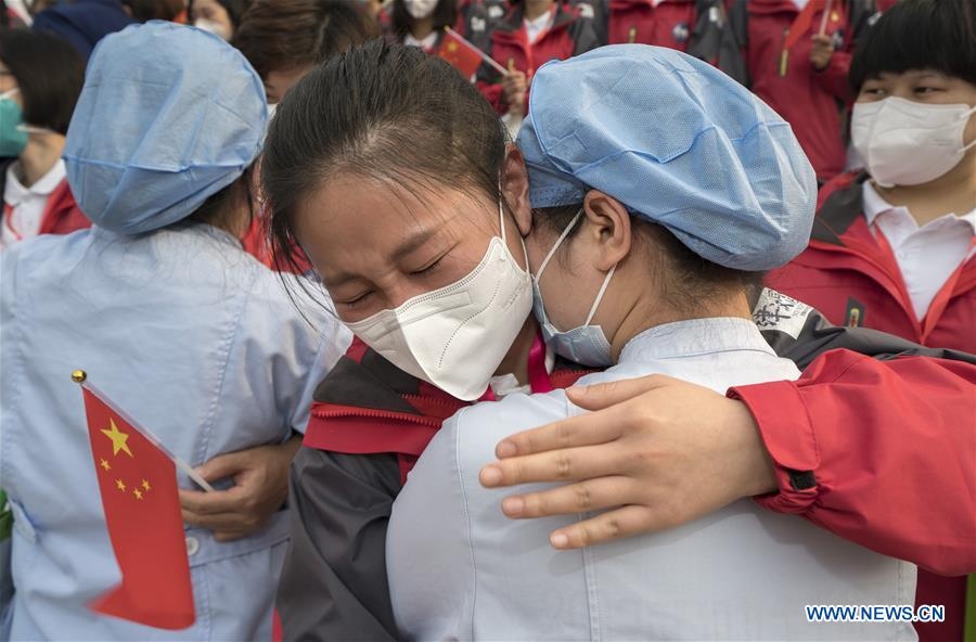 Y bac si Trung Quoc roi Vu Han ve nha sau chuyen di thay doi cuoc doi hinh anh