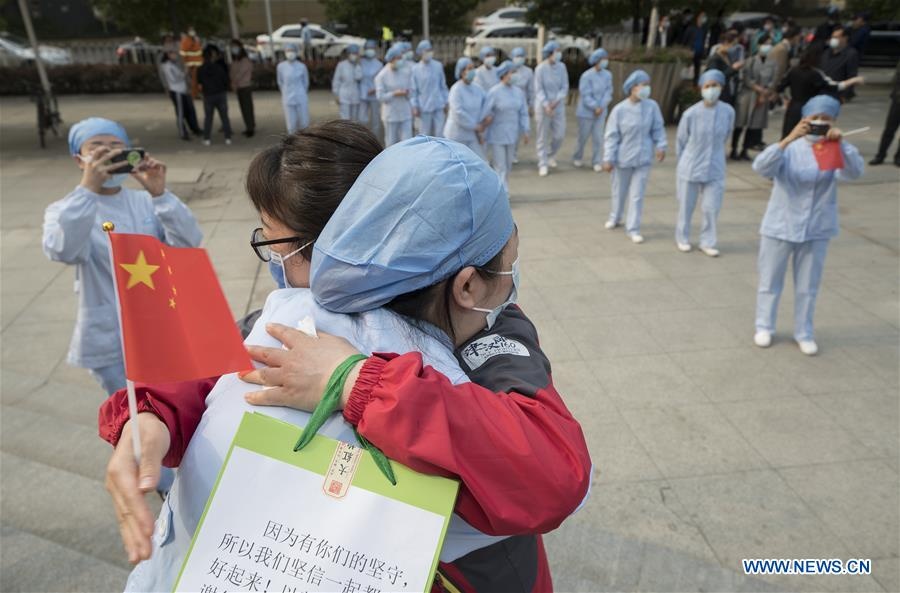 nhan vien y te Trung Quoc ve nha anh 12