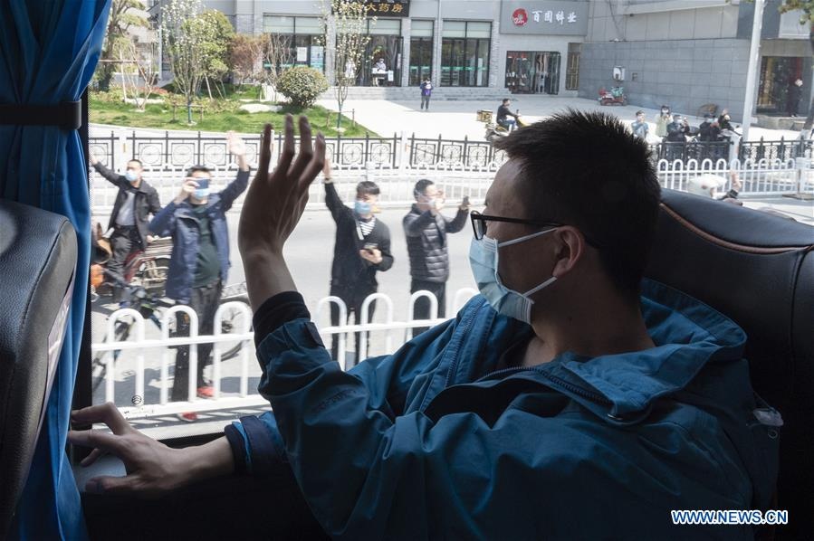 nhan vien y te Trung Quoc ve nha anh 11