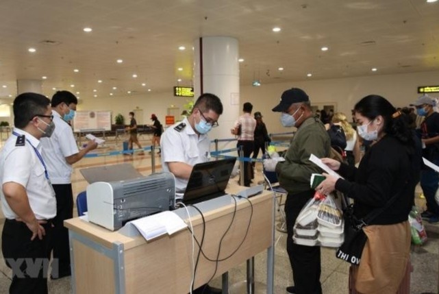 Tam dung nhap canh nguoi nuoc ngoai, nguoi goc Viet co mien thi thuc hinh anh