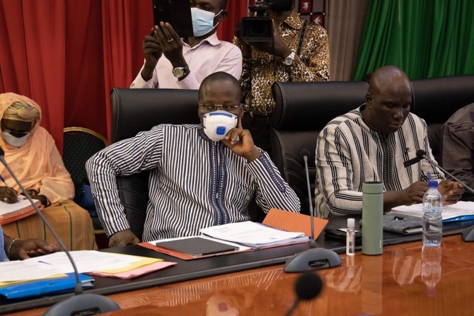 Bon bo truong cua Burkina Faso nhiem virus corona hinh anh