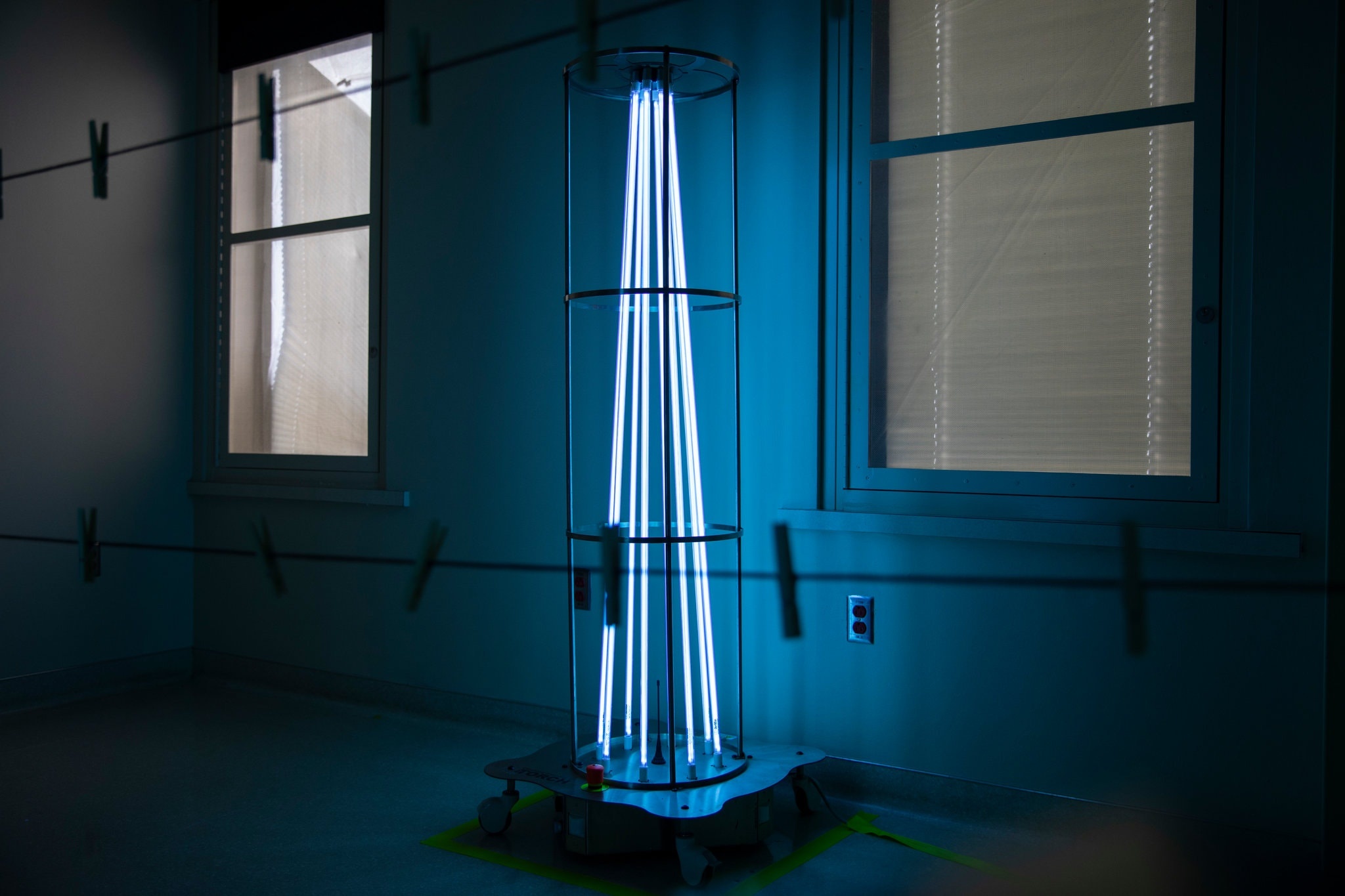 Thieu thiet bi, nhan vien y te My khu trung de tai su dung khau trang hinh anh