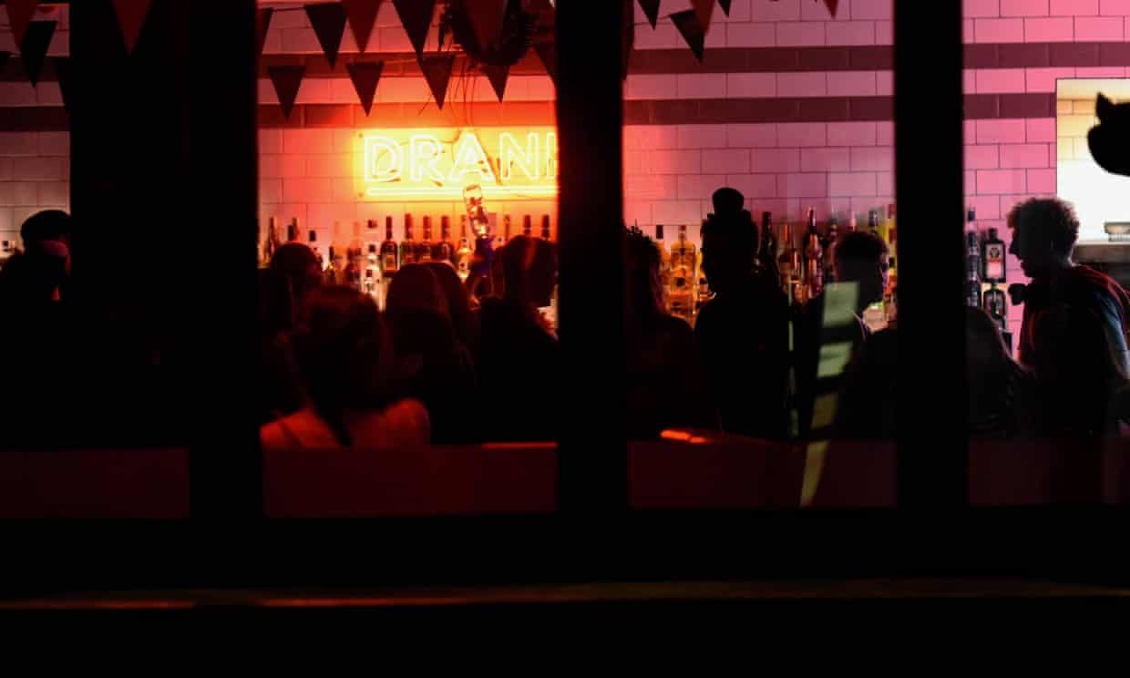 Tiec 'truoc phong toa' cua gioi tre lam virus lan rong tren toan cau hinh anh