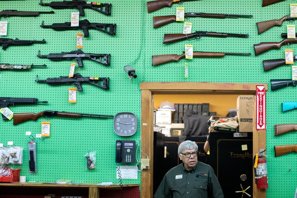 Nguoi My goc A do xo di mua sung giua dich benh bung phat hinh anh