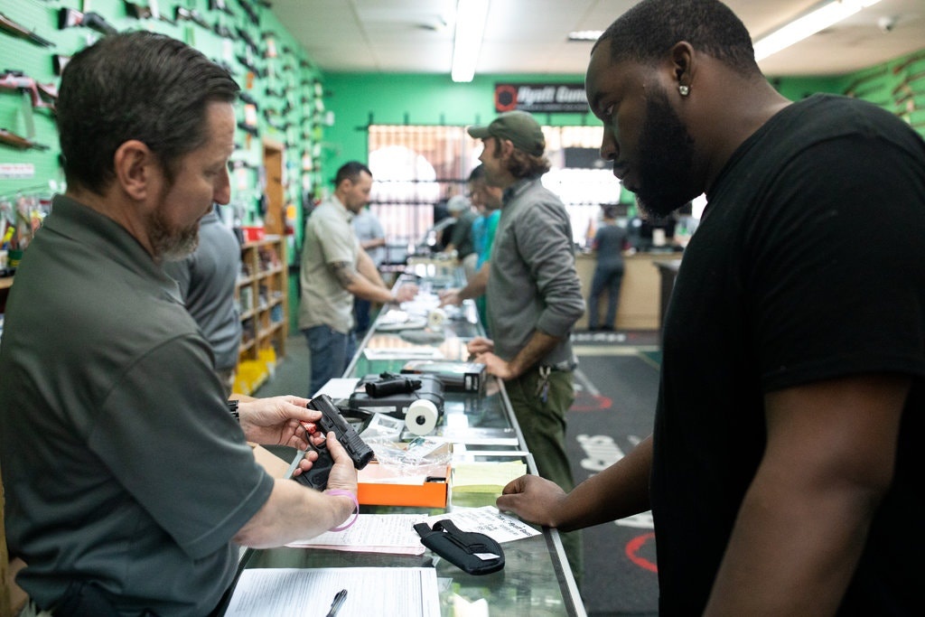 mua sung giua dich Covid-19 anh 1