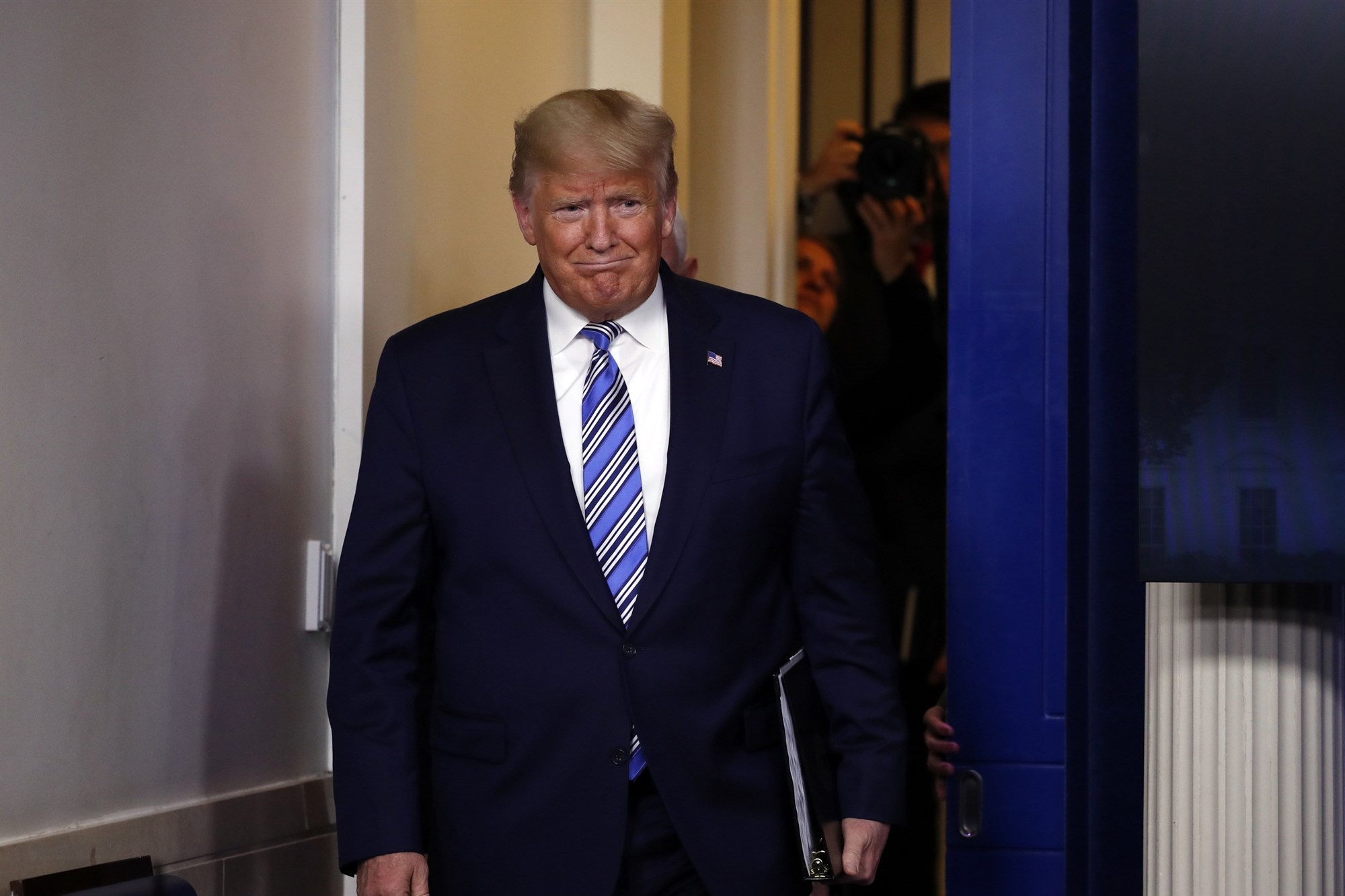 New York bung no dich, TT Trump noi day la cuoc thu nghiem quoc gia hinh anh