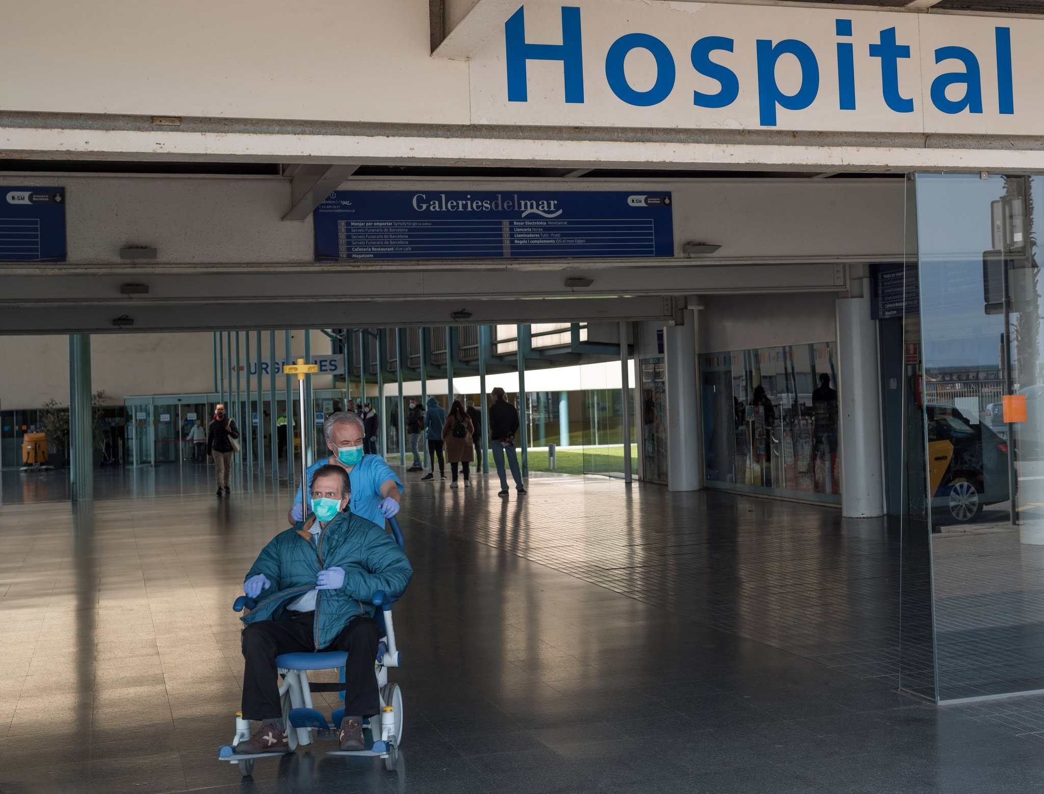 nhan vien y te nhiem Covid-19 anh 1