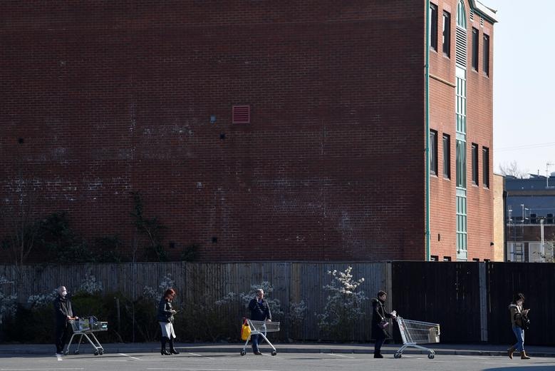 Nguoi dan giu khoang cach chong dich, ca the gioi nhu bi 'keo gian' hinh anh