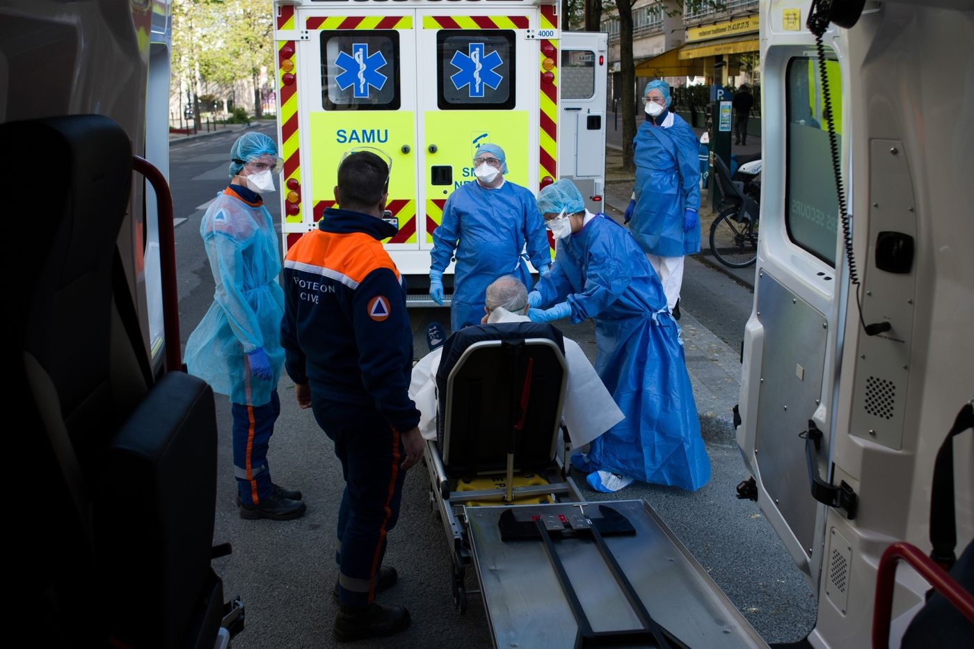 Phap tang dot bien 1.355 ca tu vong moi vi virus corona hinh anh