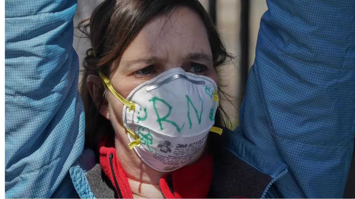 My phu nhan gianh mua khau trang Trung Quoc ban cho Phap hinh anh