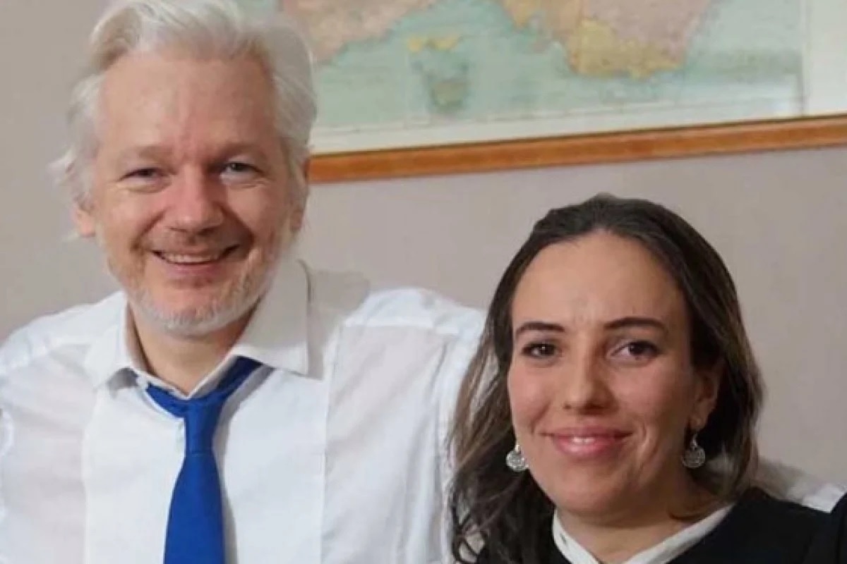 Julian Assange co con voi luat su anh 1