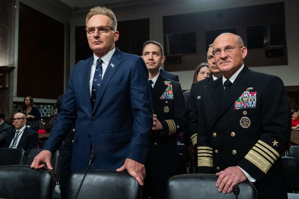 50 thuy thu co the tu vong - khung hoang tren tau san bay Roosevelt hinh anh