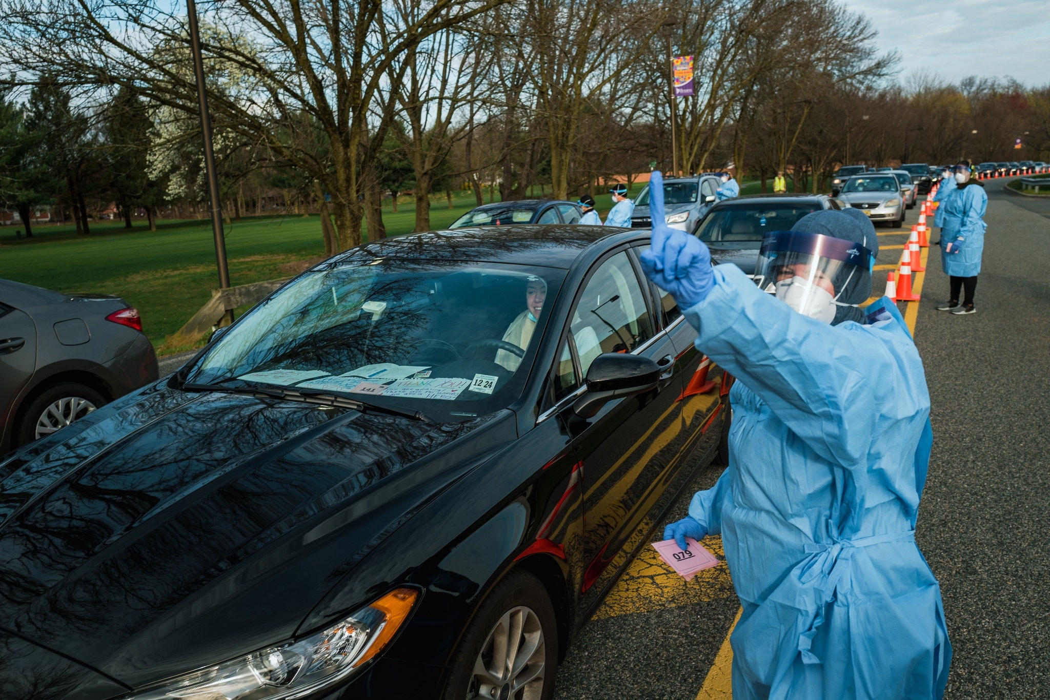 Hang xe keo dai nhieu km cho doi xet nghiem tai tam dich nong o My hinh anh