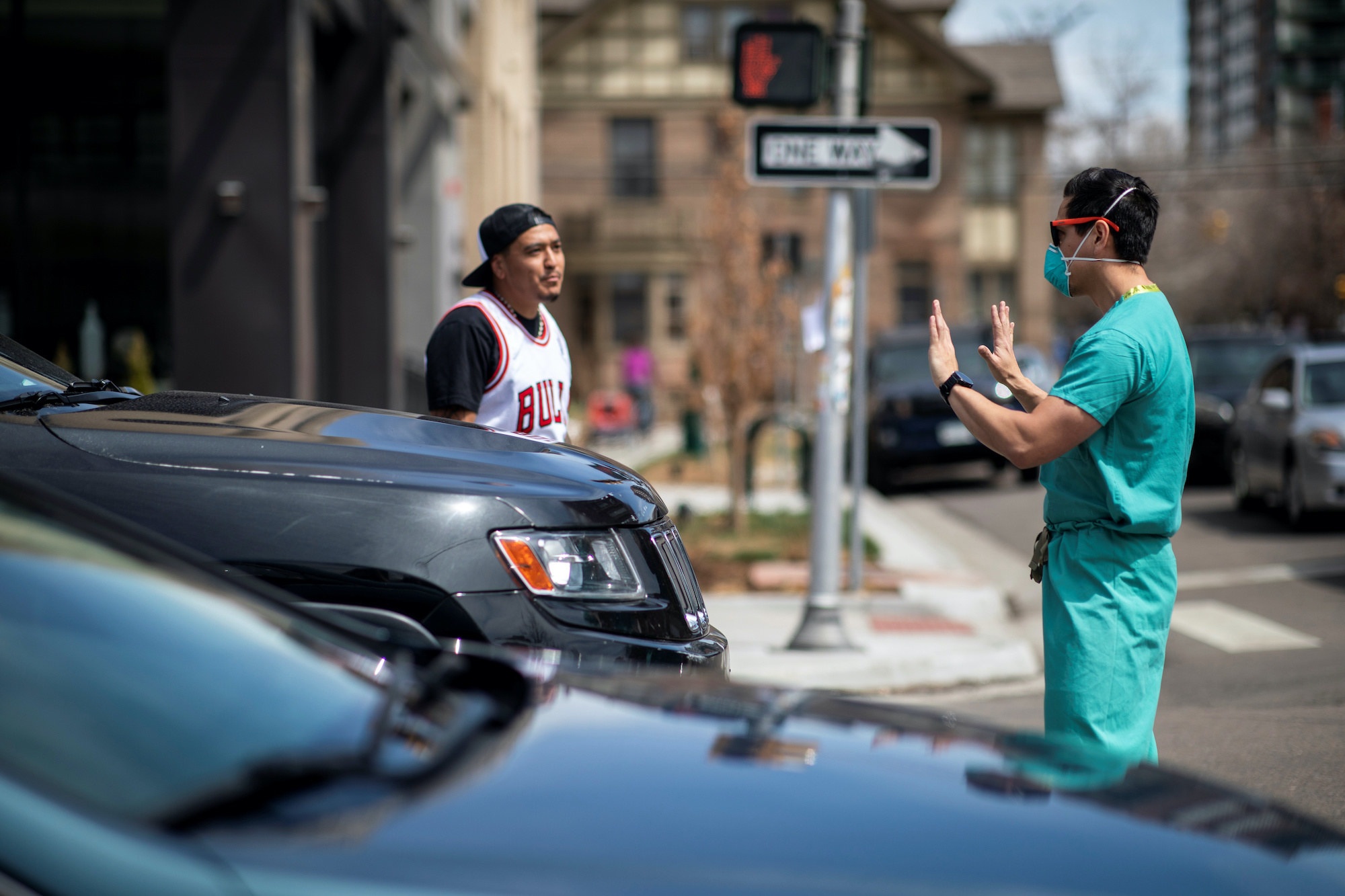 Buc anh y ta chan dau xe nguoi bieu tinh lot ta cau chuyen nuoc My hinh anh