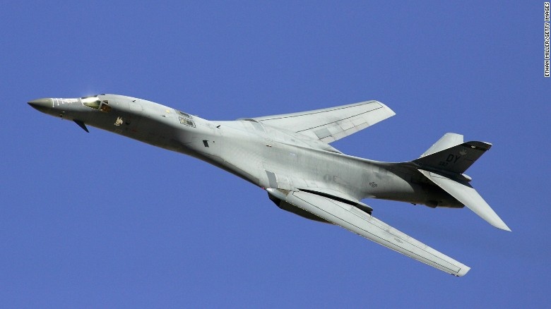 My dua may bay nem bom chien luoc B-1 tro lai dao Guam hinh anh